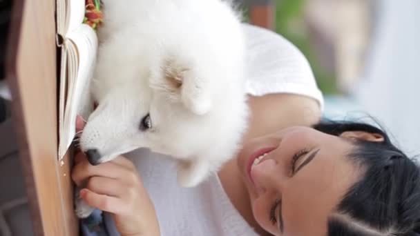 Seorang Wanita Sedang Bermain Dengan Anjing Putih Video Vertikal — Stok Video