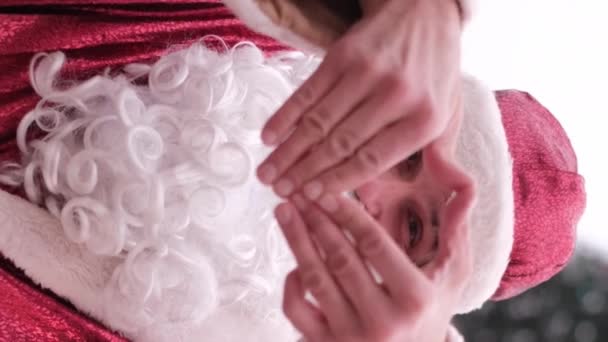 Der Weihnachtsmann Zeigt Mit Den Händen Ein Herzzeichen Vertikales Video — Stockvideo
