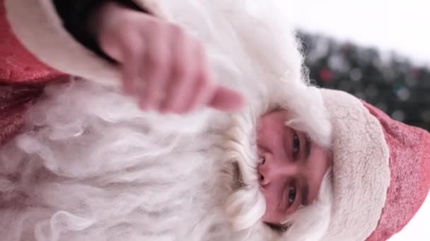 Портрет Американского Санта Клауса Показывающего Большие Пальцы Вертикальное Видео — стоковое видео