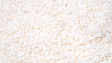 Çemberde dönen pirinç tanelerinin makro videosu. Asya yemekleri.