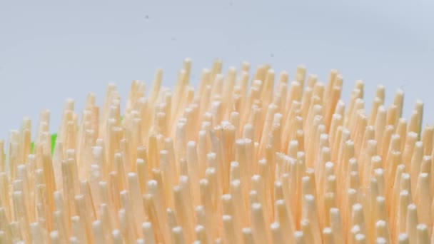 白い背景の歯のピックのマクロビデオ 歯をきれいにするための木の棒 — ストック動画