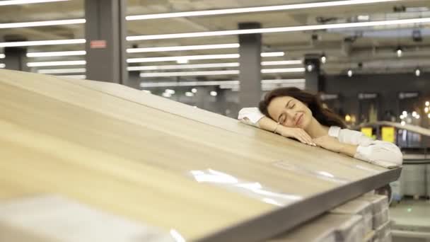 Een Vrouw Kiest Houten Laminaatvloeren Een Winkel Reconstructie Reparatie Concept — Stockvideo