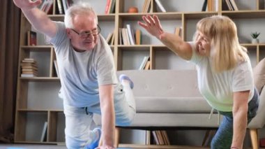 Son sınıf çifti evde jimnastik yapıyor ve yoga yapıyor. Sağlıklı yaşam tarzı konsepti, fitness, eğlence. 