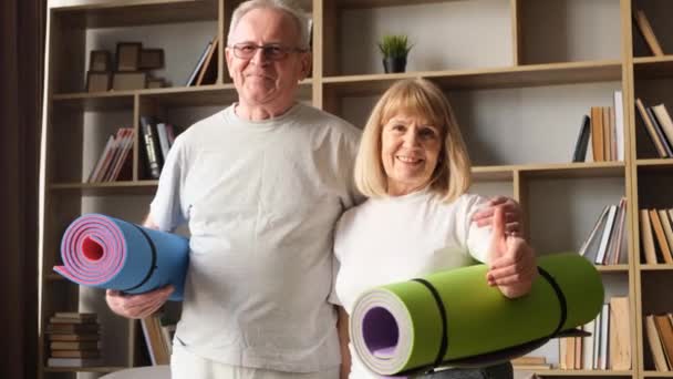 胖乎乎的老夫妇手里拿着健身垫健康的生活方式 — 图库视频影像