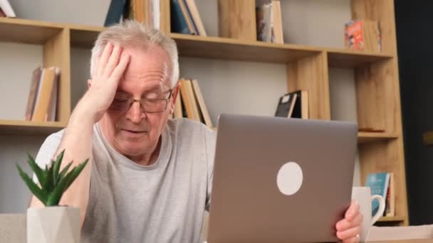 Zmęczony Staruszek Pracujący Laptopem Domu Praca Online Emeryturze — Wideo stockowe