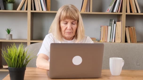 Κουρασμένη Γριά Που Δουλεύει Λάπτοπ Στο Σπίτι Εργασία Απευθείας Σύνδεση — Αρχείο Βίντεο