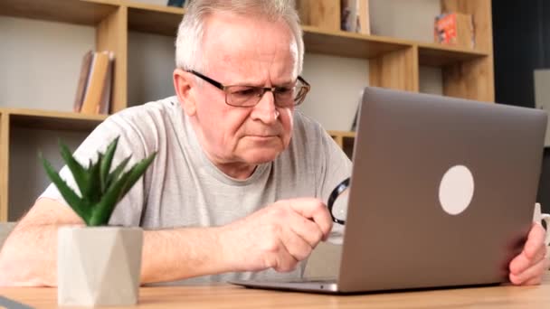 Nonno Con Mal Testa Che Lavora Con Laptop Documenti Casa — Video Stock