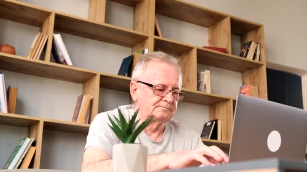 Γέρος Γυαλιά Που Δουλεύει Λάπτοπ Στο Σπίτι Εργασία Online — Αρχείο Βίντεο
