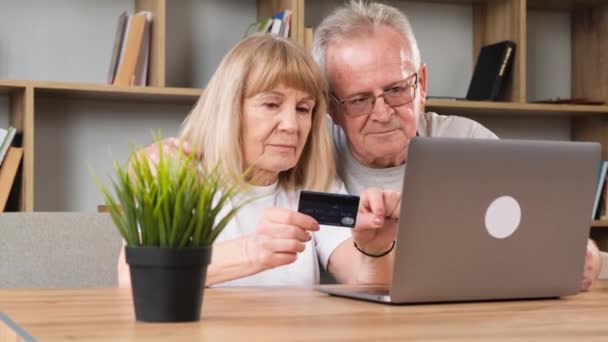 Ein Älteres Ehepaar Kauft Mit Einem Laptop Online Ein Leben — Stockvideo