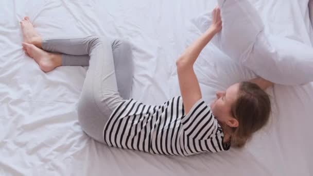 Bezsenna Kobieta Leży Łóżku Przykrywając Głowę Poduszką Pojęcie Bezsenności Zaburzenia — Wideo stockowe
