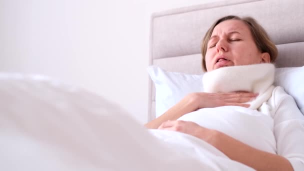 Seorang Wanita Sakit Berbaring Tempat Tidur Dengan Syal Tebal Dan — Stok Video