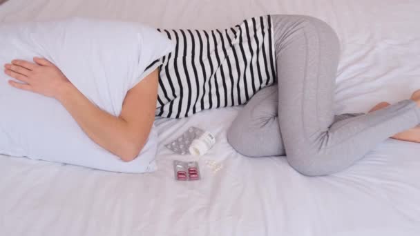 Wanita Tertekan Terbaring Tempat Tidur Dengan Sebotol Pil Menutupi Kepalanya — Stok Video