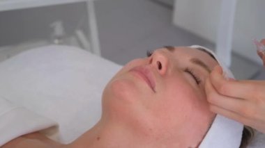 Bir kozmetik uzmanı yüz için plasmolift iğnesi yapar. Plazma kaldırma işlemi. Kozmetik bilimi kavramı.