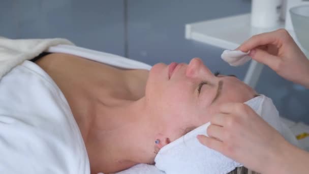 Косметолог Протирає Пацієнтам Ватні Тампони Жінка Отримує Процедуру Обличчя Медичному — стокове відео