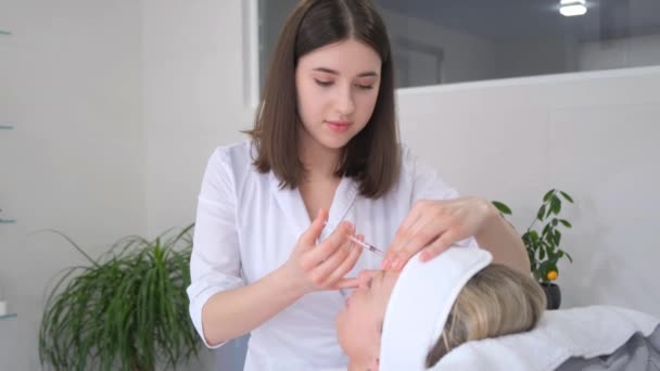 Cosmetologista Faz Injeções Contra Rugas Uma Mulher Bonita Prp Terapia — Vídeo de Stock