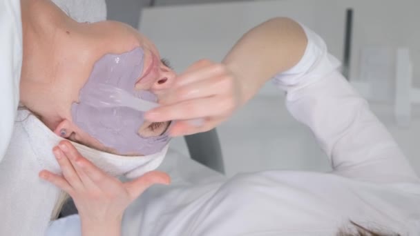 Cosmetologo Applica Una Maschera Alginato Con Una Spatola Sul Viso — Video Stock