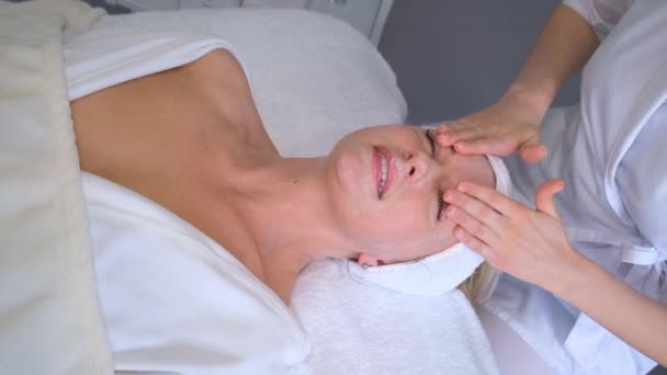 一个女人在休息 享受着健康治疗 健康与美丽 年轻女人的皮肤护理 医生的手 在美容院接受美容师治疗的漂亮女人 — 图库视频影像