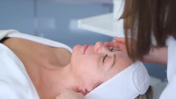 Kvinna Skönhetssalong Med Ansikts Och Nackmassage Trevlig Vacker Kvinna Känner — Stockvideo