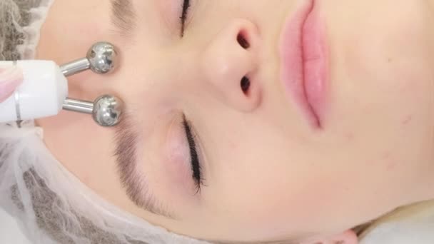 Güzellik Uzmanıyla Randevusundaki Bir Kızın Yüzünü Ultrasonik Olarak Temizlerken Çekilmiş — Stok video
