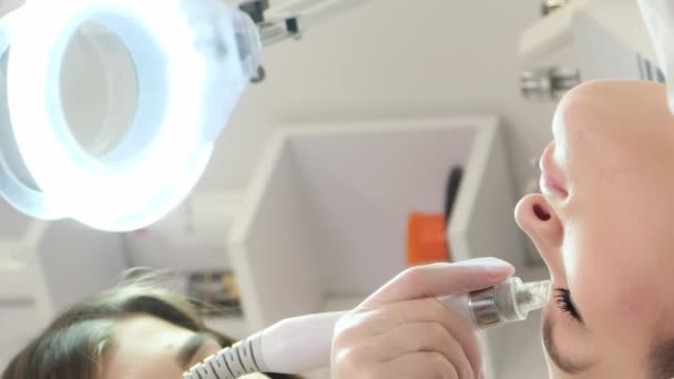 Косметолог Виконує Голкову Мезотерапію Жіночому Обличчі Красива Жінка Яка Отримує — стокове відео
