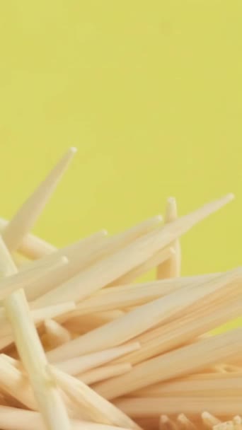 Produtos Higiene Varas Bambu Para Escovar Dentes Eles Giram Círculo — Vídeo de Stock