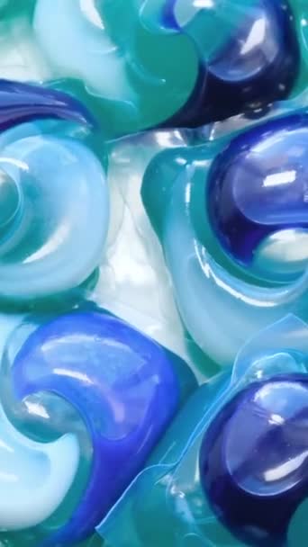 Farverige Kapsler Med Vaskepulver Bunke Vaskekapsler Roterer Tabletter Til Vask – Stock-video