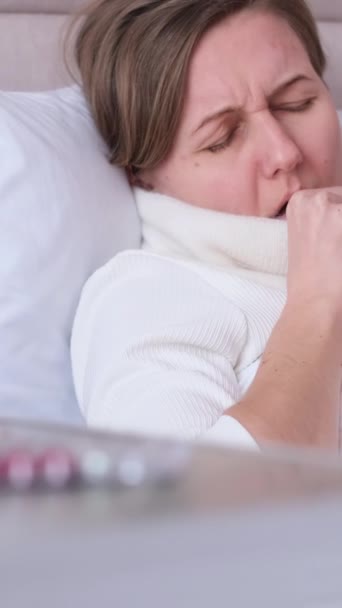 Una Donna Raffreddore Influenza Mal Gola Tosse Febbre Prendere Freddo — Video Stock