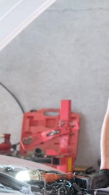 Araba bakımı, araba tamiratı ve yedek yedek motor parçaları. Dikey video.