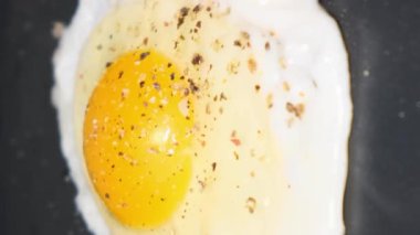 Tavada yumurta kızartmak. Yemek pişirmek. Sabah kahvaltısı. Kapatın. Dikey video.