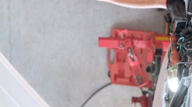 Araba bakımı, araba tamiratı ve yedek yedek motor parçaları. Dikey video.