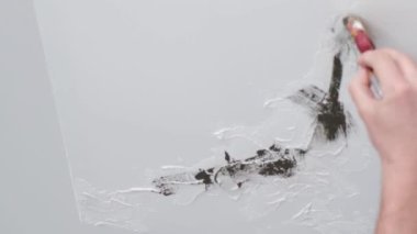 Bir sanatçı bir atölyede soyut bir yağlı boya resim üzerinde çalışır. Resim çizme konsepti. Resim yaratma hobisi. Dikey video