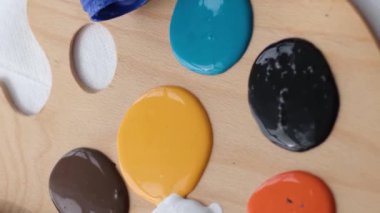 Ressam, nartina 'yı yazmak için boyaları hazırlar. Bir sanatçı bir atölyede soyut bir yağlı boya resim üzerinde çalışır. Resim çizme kavramı. Dikey video