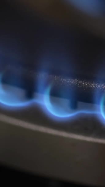 스토브의 점화의 클로즈업 어두운 방에서 파란색 화염으로 가스가 태워집니다 비디오 — 비디오