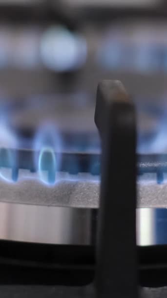 Een Vuur Aansteken Een Gasfornuis Keuken Een Close Van Brandende — Stockvideo