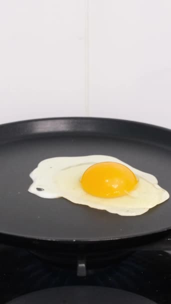Μαγειρεύοντας Ένα Αυγό Ένα Τηγάνι Μαγείρεμα Τηγανητό Αυγό Κάθετη Βίντεο — Αρχείο Βίντεο