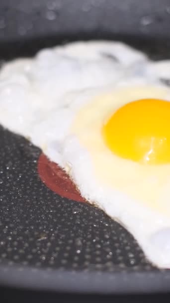 Μαγειρεύοντας Ένα Αυγό Ένα Τηγάνι Μαγείρεμα Τηγανητό Αυγό Κάθετη Βίντεο — Αρχείο Βίντεο