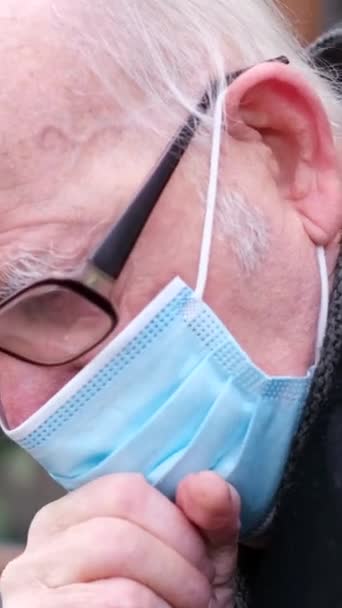 病気の祖父の近くで 彼は通りの真ん中に固く咳をする インフルエンザ ウイルス感染症 バーティカルビデオ — ストック動画