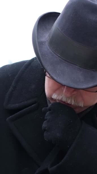 Oudere Grootvader Ziek Hij Hoest Midden Straat Griep Longontsteking Virale — Stockvideo