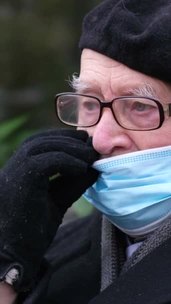 Gözlüklü Koruyucu Bir Tıbbi Maske Takan Yaşlı Bir Adamın Burnu — Stok video