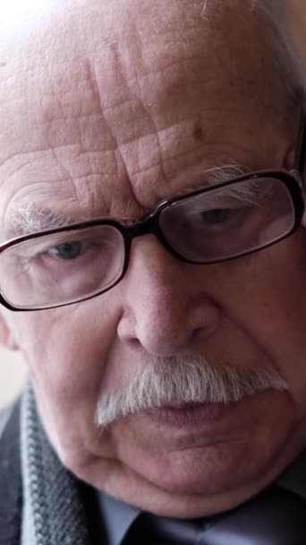 Пожилой Человек Сидит Кресле Головной Болью Беспокойство Морщит Лоб Стресс — стоковое видео