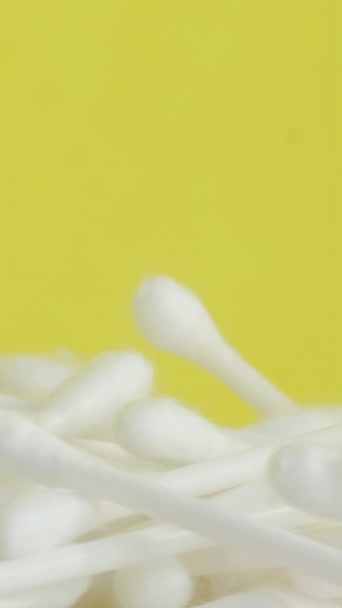 Produkty Higieny Uszu Człowieka Waciki Koloru Białego Obracają Się Okręgu — Wideo stockowe