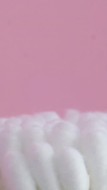 Wymazy Bawełny Kolorze Białym Obracają Się Kole Różowym Tle Pionowe — Wideo stockowe