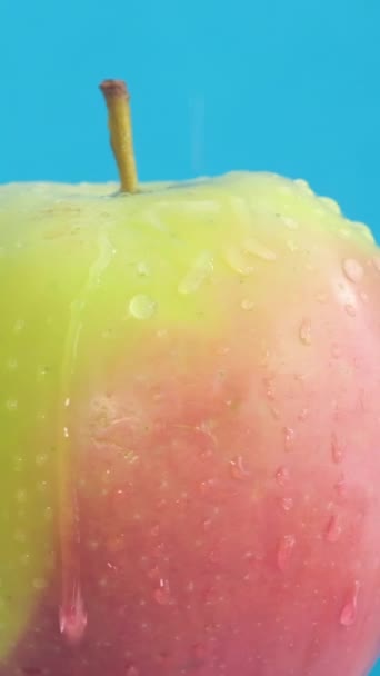 Fresh Red Green Apple Blue Background Water Drops Fruits Healthy — Stock Video