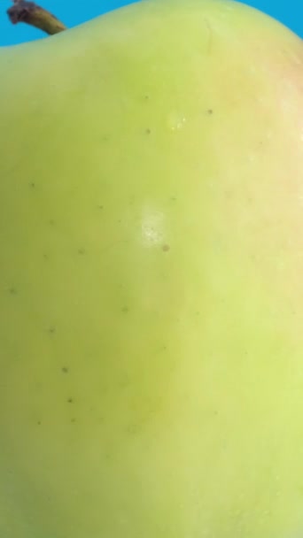 完美的新鲜绿色苹果 背景为蓝色 水果健康食品 靠近旋转的苹果 垂直录像 — 图库视频影像