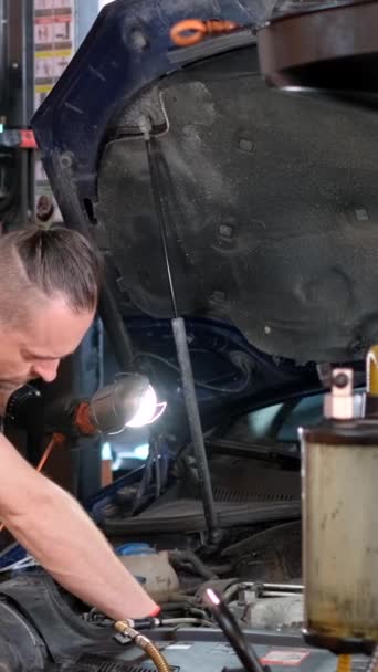 汽车修理工在车库里修理汽车 垂直录像 — 图库视频影像