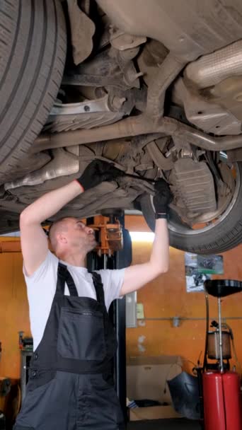 Pionowe Wideo Wymiana Oleju Samochodzie Automatyczny Mechanik Podczas Pracy Serwisie — Wideo stockowe