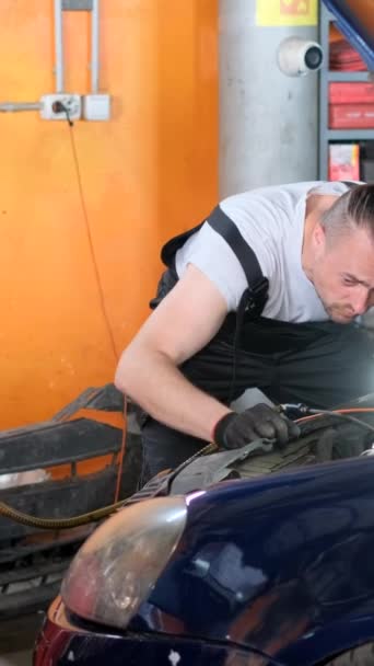 Kicserélem Olajat Kocsiban Autószerelő Miközben Autószervizben Dolgozik Függőleges Videó — Stock videók