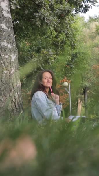 Güzel Bir Öğrenci Kız Çocuğu Parktaki Bir Ağacın Altında Bilgisayarla — Stok video