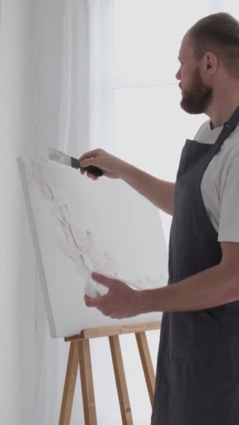 Seorang Seniman Laki Laki Bekerja Pada Lukisan Gambar Studio Kreatif — Stok Video