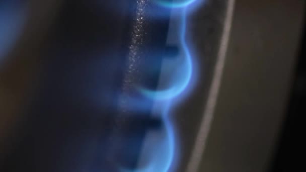 Κοντινό Πλάνο Της Ανάφλεξης Ενός Γκαζιού Αέριο Καίγεται Μπλε Φλόγα — Αρχείο Βίντεο